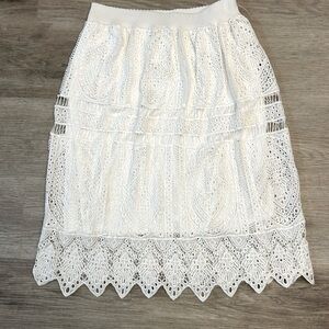 Chic White Knee-length Embroidered Lace Boho Skirt. Lined. Stretch waistband.